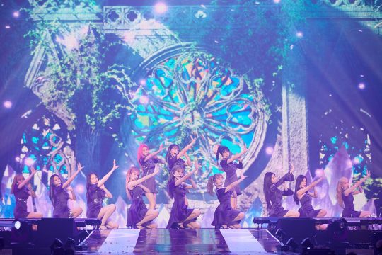 그룹 아이즈원이 9일 오후 서울 잠실실내체육관에서 첫 단독 콘서트 ‘아이즈 온 미’를 개최했다. / 사진제공=오프더레코드