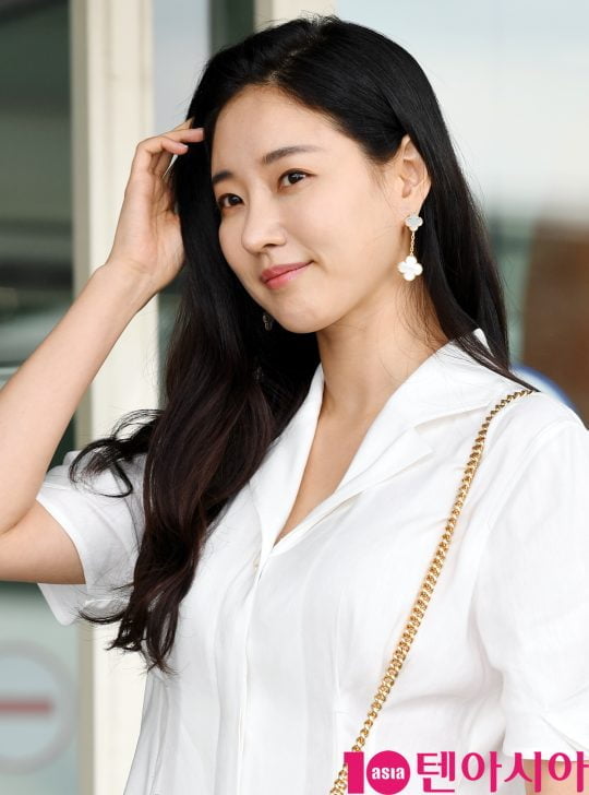 배우 김사랑이 10일 오후 화보 촬영 차 인천국제공항을 통해 일본으로 출국하고 있다.