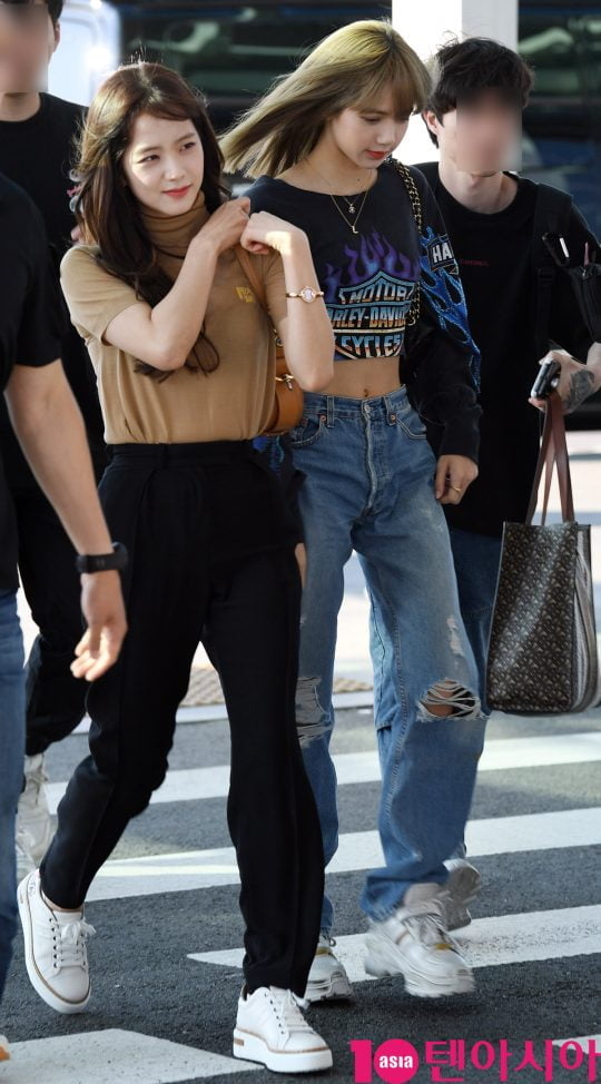 걸그룹 블랙핑크(지수, 제니, 로제, 리사) 지수와 리사가 11일 오후 호주투어 참석 차 인천국제공항을 통해 시드니로 출국하고 있다.