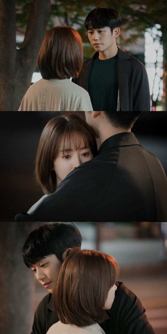 포옹하는 ‘봄밤’의 한지민·정해인. /사진제공=제이에스픽쳐스
