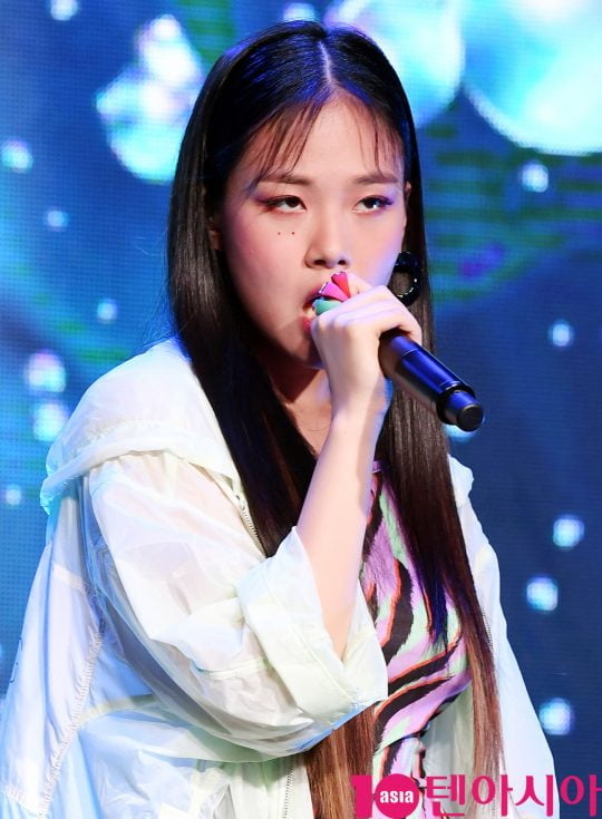 SBS ‘더팬’을 통해 강렬한 인상을 남긴 신인가수 비비(BIBI)가 12일 오후 서울 서교동 예스24무브홀에서 열린 미니 앨범 ‘사랑하는 사람들을 위한 지침서’ 데뷔 쇼케이스에서 멋진공연을 선보이고 있다.
