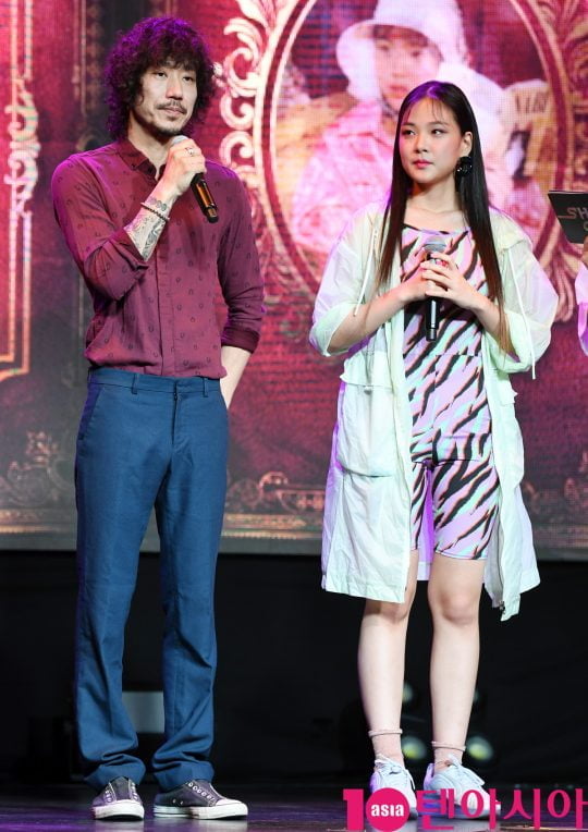타이거JK가 12일 오후 서울 서교동 예스24무브홀에서 열린 신인가수 비비(BIBI)의 미니 앨범 ‘사랑하는 사람들을 위한 지침서’ 데뷔 쇼케이스에서 참석하고 있다.