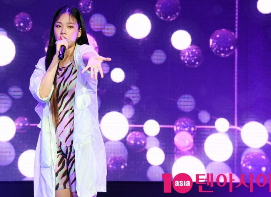 SBS ‘더팬’을 통해 강렬한 인상을 남긴 신인가수 비비(BIBI)가 12일 오후 서울 서교동 예스24무브홀에서 열린 미니 앨범 ‘사랑하는 사람들을 위한 지침서’ 데뷔 쇼케이스에서 멋진공연을 선보이고 있다.