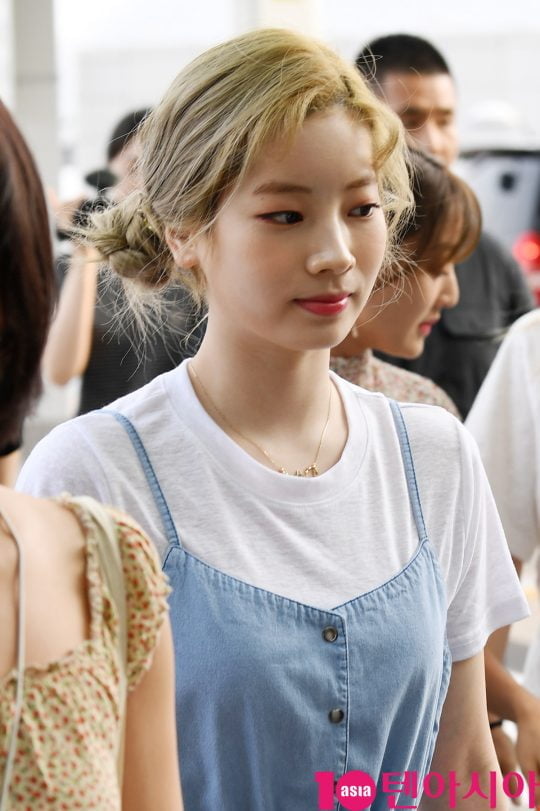 걸그룹 트와이스(나연, 정연, 모모, 사나, 지효, 미나, 다현, 채영, 쯔위) 다현이 13일 오후 2019 월드투어 ‘TWICE WORLD TOUR 2019 ‘TWICELIGHTS'(트와이스 월드 투어 2019 ‘트와이스라이츠’)’ 참석차 인천국제공항을 통해 태국으로 출국하고 있다.