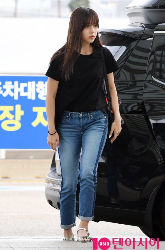 걸그룹 트와이스(나연, 정연, 모모, 사나, 지효, 미나, 다현, 채영, 쯔위) 미나가 13일 오후 2019 월드투어 ‘TWICE WORLD TOUR 2019 ‘TWICELIGHTS'(트와이스 월드 투어 2019 ‘트와이스라이츠’)’ 참석차 인천국제공항을 통해 태국으로 출국하고 있다.