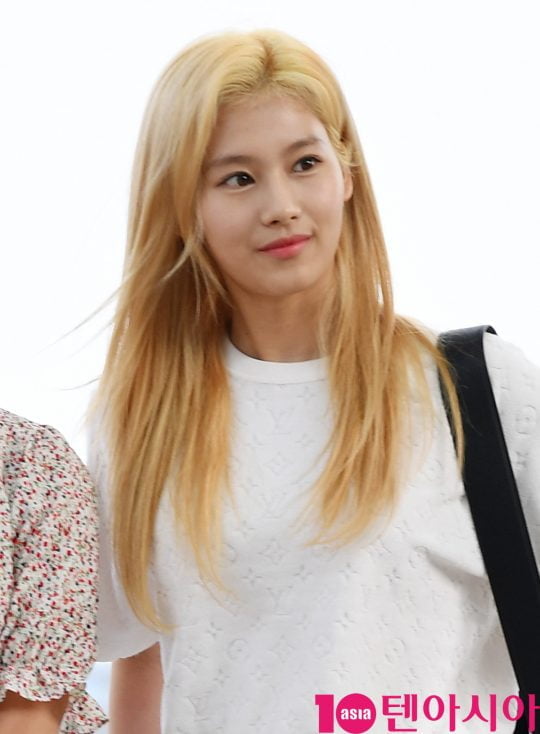 걸그룹 트와이스(나연, 정연, 모모, 사나, 지효, 미나, 다현, 채영, 쯔위) 사나가 13일 오후 2019 월드투어 ‘TWICE WORLD TOUR 2019 ‘TWICELIGHTS'(트와이스 월드 투어 2019 ‘트와이스라이츠’)’ 참석차 인천국제공항을 통해 태국으로 출국하고 있다.
