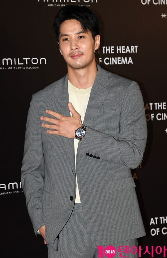 배우 김지석이 13일 오후 서울 삼성동 코엑스 메가박스에서 열린 스위스 워치 브랜드 해밀턴(Hamilton) 포토존 행사에 참석하고 있다.