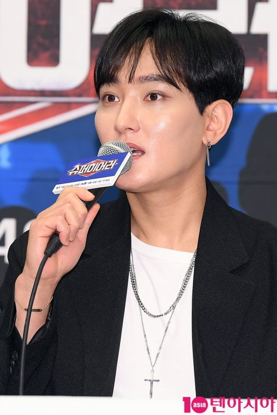 가수 강타가 14일 오전 서울 상암동 스탠포드호텔에서 열린 tvN 예능 ‘슈퍼히어러’ 제작발표회에 참석해 인사말을 하고 있다.