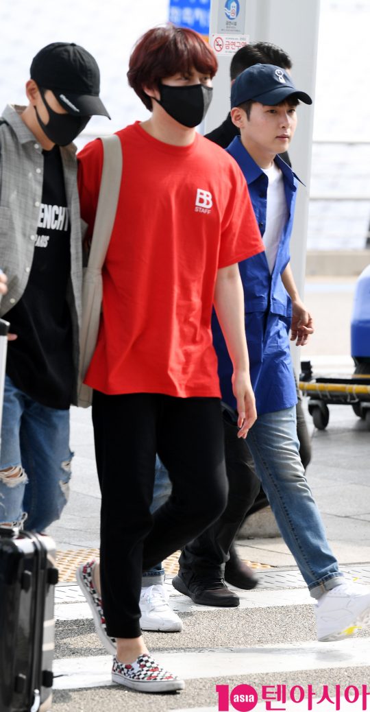 그룹 슈퍼주니어 멤버 희철이 14일 오후 해외일정 참석 차 인천국제공항을 통해 인도네시아로 출국하고 있다.