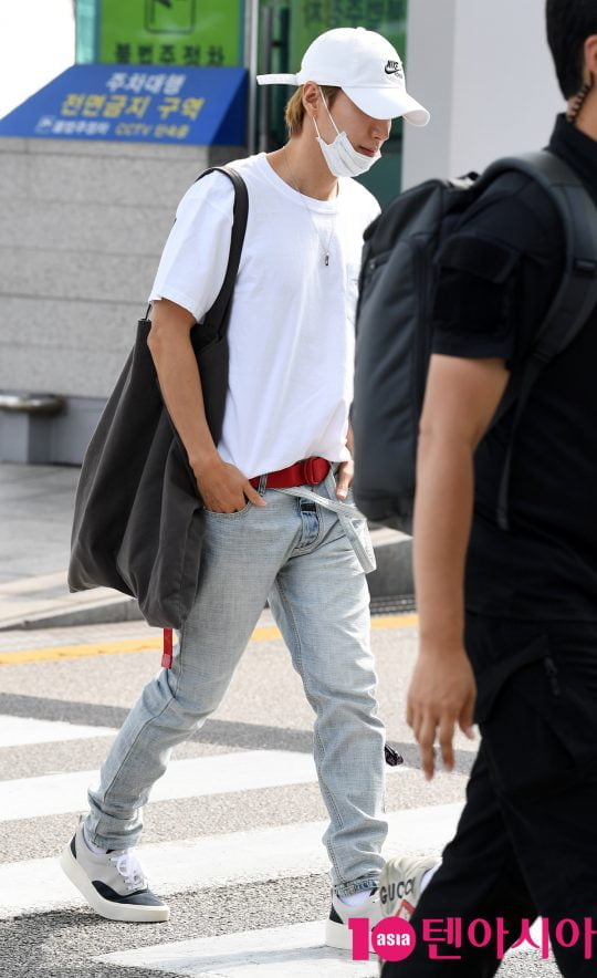 그룹 슈퍼주니어 멤버 이특이 14일 오후 해외일정 참석 차 인천국제공항을 통해 인도네시아로 출국하고 있다.