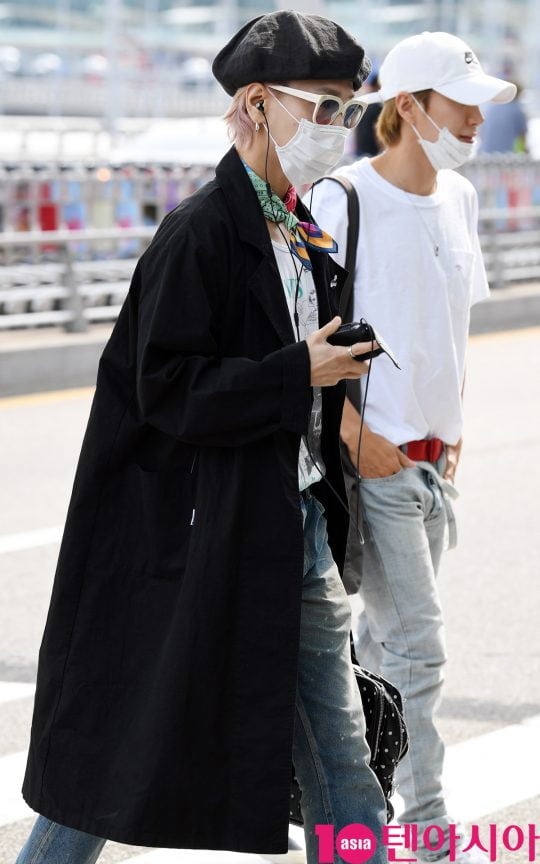 그룹 슈퍼주니어 멤버 예성이 14일 오후 해외일정 참석 차 인천국제공항을 통해 인도네시아로 출국하고 있다.