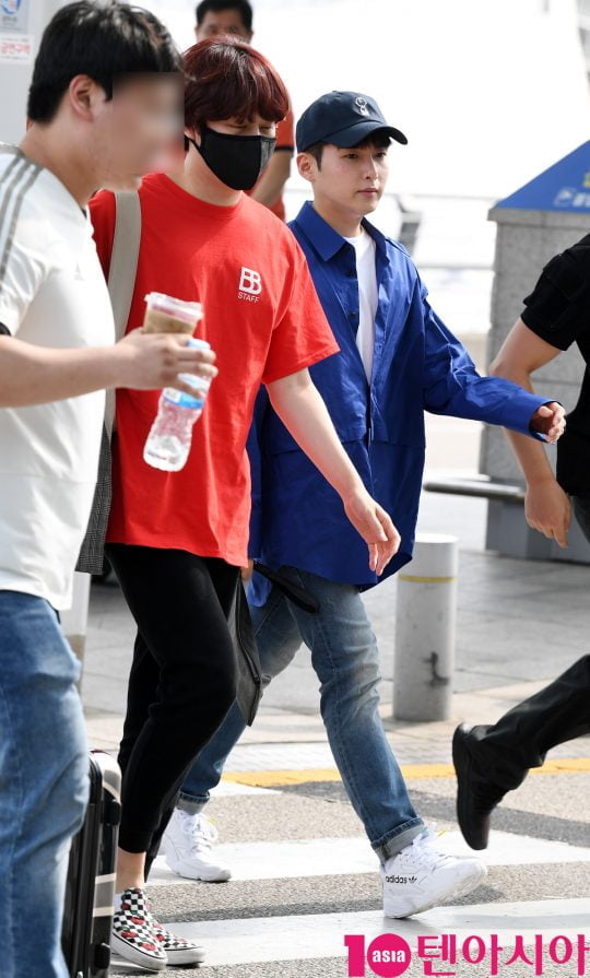 그룹 슈퍼주니어 희철과 려욱이 14일 오후 해외일정 참석 차 인천국제공항을 통해 인도네시아로 출국하고 있다.