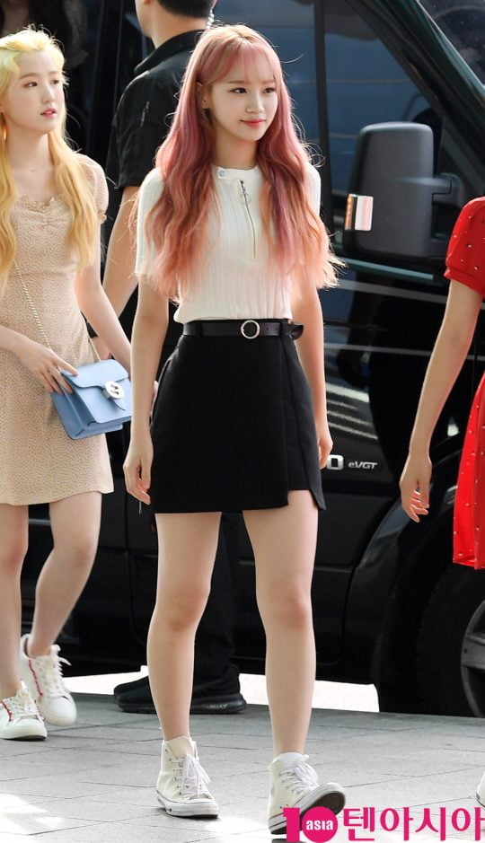 걸그룹 아이즈원(IZ*ONE)(장원영, 미야와키 사쿠라, 조유리, 최예나, 안유진, 야부키 나코, 권은비, 강혜원, 혼다 히토미, 김채원, 김민주, 이채연) 김채원이 14일 오후 아시아투어 참석 차 인천국제공항을 통해 태국으로 출국하고 있다.