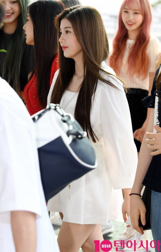 걸그룹 아이즈원(IZ*ONE)(장원영, 미야와키 사쿠라, 조유리, 최예나, 안유진, 야부키 나코, 권은비, 강혜원, 혼다 히토미, 김채원, 김민주, 이채연) 권은비가 14일 오후 아시아투어 참석 차 인천국제공항을 통해 태국으로 출국하고 있다.
