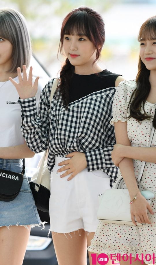 걸그룹 아이즈원(IZ*ONE)(장원영, 미야와키 사쿠라, 조유리, 최예나, 안유진, 야부키 나코, 권은비, 강혜원, 혼다 히토미, 김채원, 김민주, 이채연) 최예나가 14일 오후 아시아투어 참석 차 인천국제공항을 통해 태국으로 출국하고 있다.