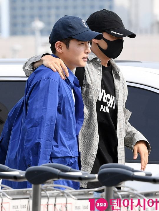 그룹 슈퍼주니어 려욱과 은혁이 14일 오후 해외일정 참석 차 인천국제공항을 통해 인도네시아로 출국하고 있다.