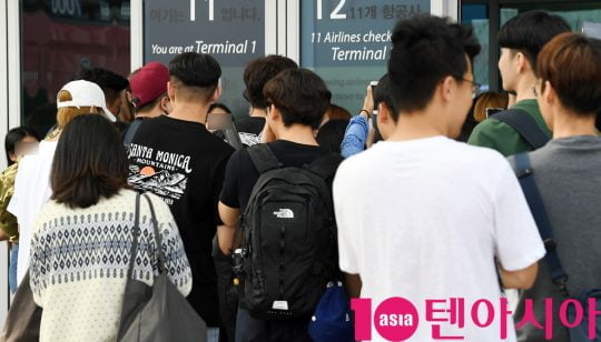 그룹 슈퍼주니어가 14일 오후 해외일정 참석 차 인천국제공항을 통해 인도네시아로 출국하고 있다.