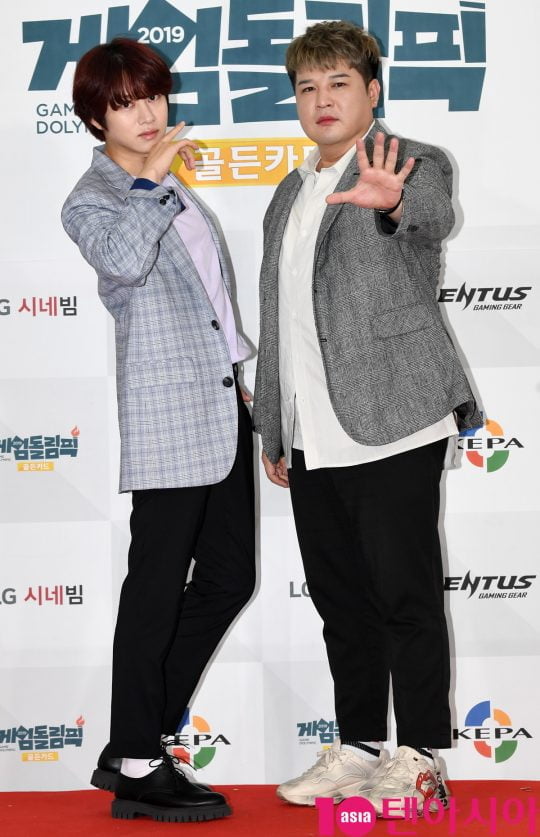 슈퍼주니어 김희철과 신동이 17일 오전 서울 마포구 상암동 에스플렉스센터 OGN e스타디움에서 열린 게임돌림픽 2019 : 골든카드 공개 녹화 레드카펫 행사에 참석하고 있다.