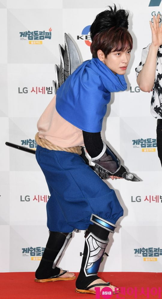 엔플라잉 김재현이 17일 오전 서울 마포구 상암동 에스플렉스센터 OGN e스타디움에서 열린 게임돌림픽 2019 : 골든카드 공개 녹화 레드카펫 행사에 참석하고 있다.
