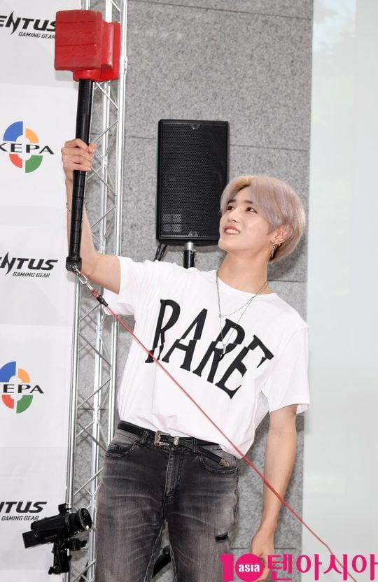 NCT 태용이 17일 오전 서울 마포구 상암동 에스플렉스센터 OGN e스타디움에서 열린 게임돌림픽 2019 : 골든카드 공개 녹화 레드카펫 행사에 참석하고 있다.