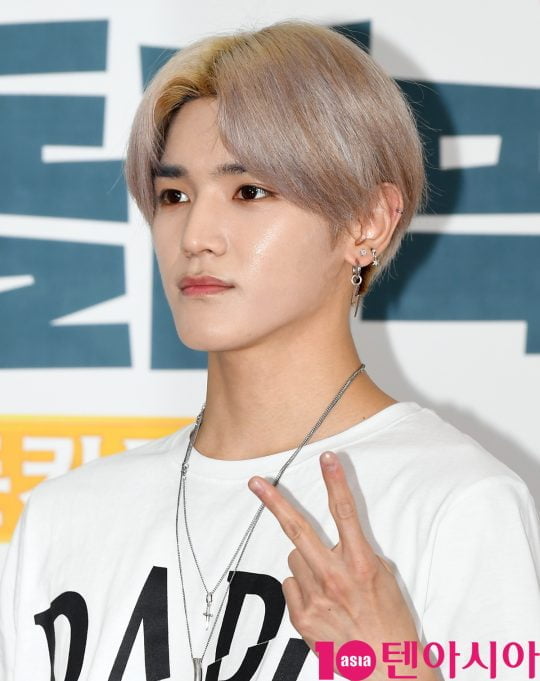 NCT 태용이 17일 오전 서울 마포구 상암동 에스플렉스센터 OGN e스타디움에서 열린 게임돌림픽 2019 : 골든카드 공개 녹화 레드카펫 행사에 참석하고 있다.