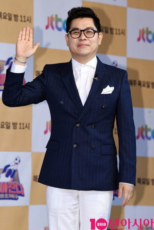 김용만이 18일 오전 서울 도화동 베스트웨스턴프리미어 서울가든호텔에서 열린 JTBC 신규 예능 프로그램 ‘뭉쳐야 찬다’의 기자간담회에 참석하고 있다.