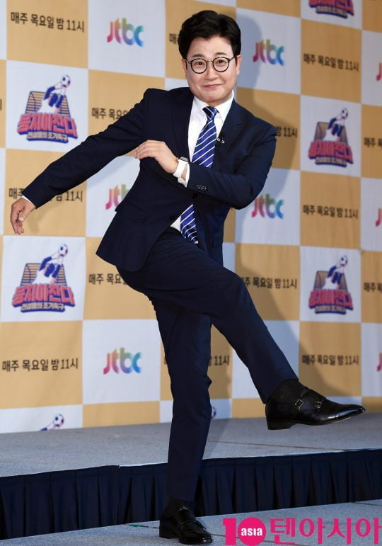김성주가 18일 오전 서울 도화동 베스트웨스턴프리미어 서울가든호텔에서 열린 JTBC 신규 예능 프로그램 ‘뭉쳐야 찬다’의 기자간담회에 참석하고 있다.