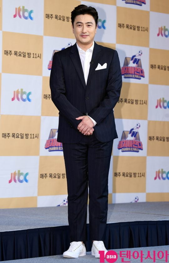 안정환이 18일 오전 서울 도화동 베스트웨스턴프리미어 서울가든호텔에서 열린 JTBC 신규 예능 프로그램 ‘뭉쳐야 찬다’의 기자간담회에 참석하고 있다.