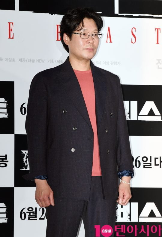 영화 ‘비스트’에서 한수의 살인 은폐를 눈치챈 라이벌 형사 민태로 열연한 배우 유재명./ 사진=조준원 기자 wizard333@