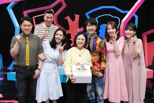 ‘동상이몽2’ 100회 특집 녹화 현장의 김구라(왼쪽부터), 서장훈, 추자현, 김숙, 윤상현, 소이현, 신동미. /사진제공=SBS