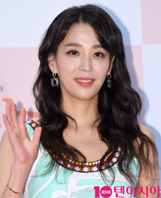 배우 한고은이 19일 오전 서울 상암동 DDMC빌딩 미디어가든에서 열린 스카이드라마 채널 ‘밥친구’ 제작발표회에 참석하고 있다.