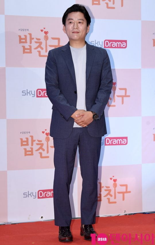 셰프 강레오가 19일 오전 서울 상암동 DDMC빌딩 미디어가든에서 열린 스카이드라마 채널 ‘밥친구’ 제작발표회에 참석하고 있다.