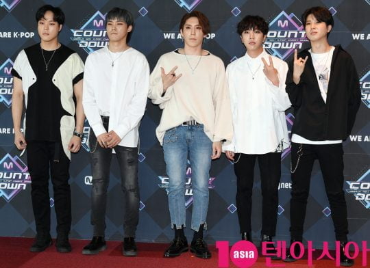 그룹 버스터즈가 20일 오후 서울 마포구 상암동 CJ ENM 센터에서 열린 Mnet ‘엠카운트다운’ 리허설 전 포토타임에 참석하고 있다.