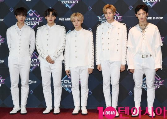 그룹 원어스가 20일 오후 서울 마포구 상암동 CJ ENM 센터에서 열린 Mnet ‘엠카운트다운’ 리허설 전 포토타임에 참석하고 있다.
