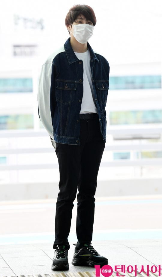 워너원 출신 하성운이 21일 오후 해외일정 참석 차 인천국제공항을 통해 출국하고 있다.