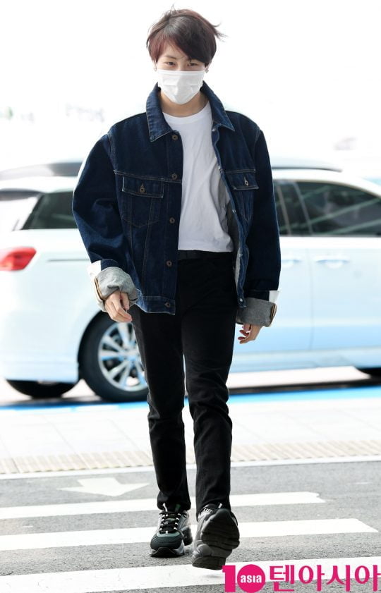 워너원 출신 하성운이 21일 오후 해외일정 참석 차 인천국제공항을 통해 출국하고 있다.