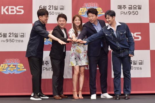 양혁 PD(왼쪽부터), 스포츠 해설가 박문성, 배우 이시영, 김수로, 그룹 뉴이스트의 백호가 21일 오후 서울 신도림동 라마다호텔에서 열린 KBS2 새 예능프로그램 ‘으라차차 만수로’ 제작발표회에서 화이팅을 외치고 있다. / 사진제공=KBS
