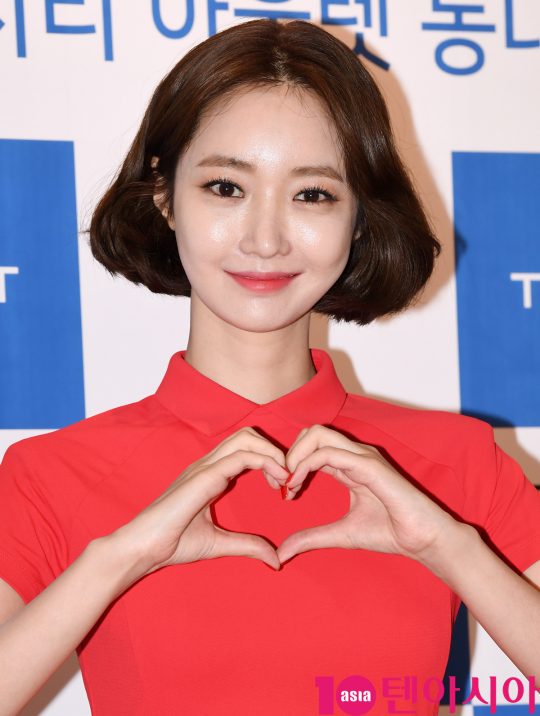 배우 고준희가 23일 오후 서울 을지로6가 현대시티아울렛동대문에서 열린 톨비스트 전속모델 고준희 팬사인회에 참석하고 있다.