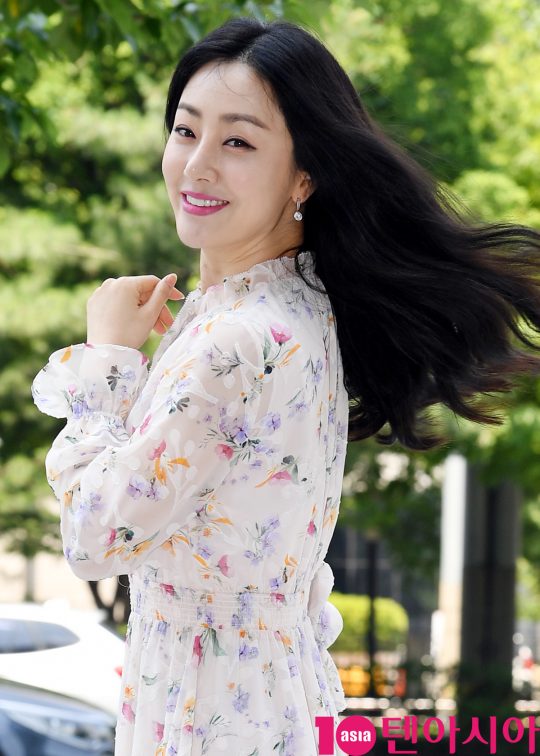 배우 오나라가 24일 오전 서울 목동 SBS 본사에서 진행된 SBS 파워FM ‘최화정의 파워타임’ 스페셜 DJ로 참석하고 있다.