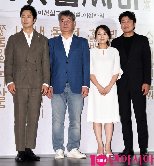 박해일,조철현 감독,전미선,송강호(왼쪽부터)가 25일 오전 서울 중구 을지로 메가박스 동대문에서 열린 영화 ‘나랏말싸미’ 제작보고회에 참석하고 있다.