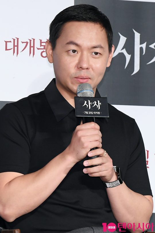 김주환 감독이 26일 오전 서울 자양동 롯데시네마 건대입구에서 열린 영화 ‘사자’ 제작보고회에 참석해 인사말을 하고 있다.