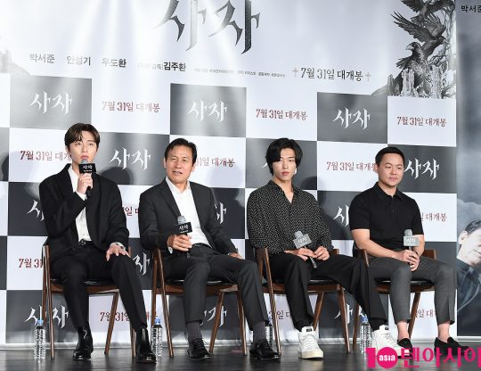 배우 박서준(왼쪽부터), 안성기, 우도환, 김주환 감독이 영화 ‘사자’에 대한 이야기를 나누고 있다. /이승현 기자 lsh87@