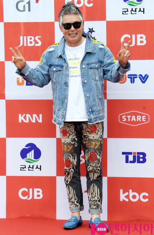 가수 이동준이 26일 오전 전라북도 군산시 군산 예술의 전당 대극장에서 열린 JTV(전주방송) 음악 프로그램 ‘전국 TOP 10 가요쇼’ 레드카펫 행사에 참석하고 있다.