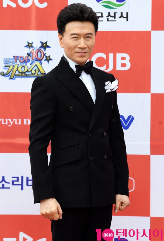 가수 강진이 26일 오전 전라북도 군산시 군산 예술의 전당 대극장에서 열린 JTV(전주방송) 음악 프로그램 ‘전국 TOP 10 가요쇼’ 레드카펫 행사에 참석하고 있다.