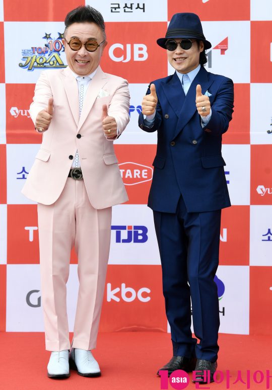 가수 소명과 김정호가 26일 오전 전라북도 군산시 군산 예술의 전당 대극장에서 열린 JTV(전주방송) 음악 프로그램 ‘전국 TOP 10 가요쇼’ 레드카펫 행사에 참석하고 있다.