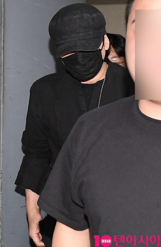 경찰이 외국인 투자자 성접대 의혹이 제기된 양현석 YG엔터테인먼트 전 대표 프로듀서가 27일 오전 서울 내자동 서울지방경찰청 광역수사대에서 참고인 조사를 마치고 귀가하고 있다.