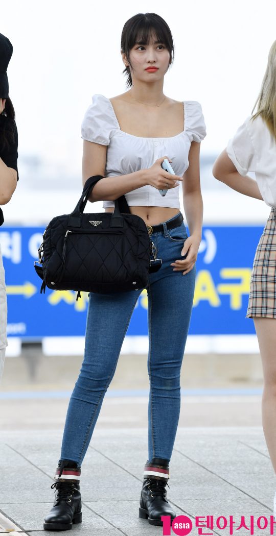 걸그룹 트와이스(나연, 정연, 모모, 사나, 지효, 미나, 다현, 채영, 쯔위) 모모가 28일 오전 2019 월드투어 ‘TWICE WORLD TOUR 2019 ‘TWICELIGHTS'(트와이스 월드 투어 2019 ‘트와이스라이츠’)’ 참석차 인천국제공항을 통해 마닐라로 출국하고 있다.