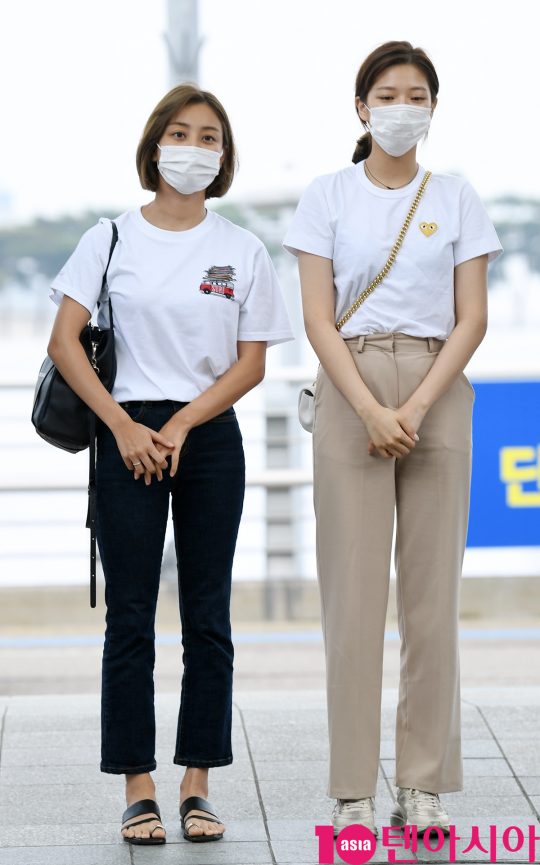 걸그룹 트와이스(나연, 정연, 모모, 사나, 지효, 미나, 다현, 채영, 쯔위) 지효와 정연이 28일 오전 2019 월드투어 ‘TWICE WORLD TOUR 2019 ‘TWICELIGHTS'(트와이스 월드 투어 2019 ‘트와이스라이츠’)’ 참석차 인천국제공항을 통해 마닐라로 출국하고 있다.