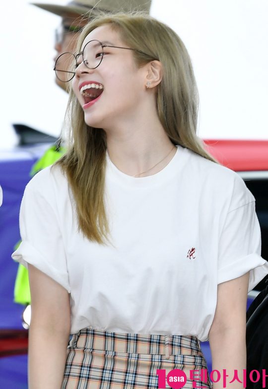 걸그룹 트와이스(나연, 정연, 모모, 사나, 지효, 미나, 다현, 채영, 쯔위) 다현이 28일 오전 2019 월드투어 ‘TWICE WORLD TOUR 2019 ‘TWICELIGHTS'(트와이스 월드 투어 2019 ‘트와이스라이츠’)’ 참석차 인천국제공항을 통해 마닐라로 출국하고 있다.