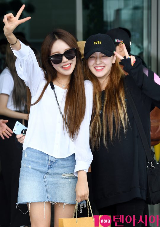 걸그룹 모모랜드(혜빈, 연우, 제인, 나윤, 주이, 아인, 낸시, 태하, 데이지) 주이와 낸시가 28일 오전 2019 모모랜드 콘서트 in 칠레 참석차 인천국제공항을 통해 칠레로 출국하고 있다.